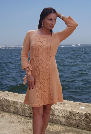 Вязаное платье "Солнечный персик " ручной работы на заказ