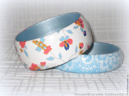 Белый с голубым комплект браслетов из дерева "Кружево на голубом" ручной работы на заказ