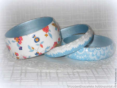 Белый с голубым комплект браслетов из дерева "Кружево на голубом" ручной работы на заказ
