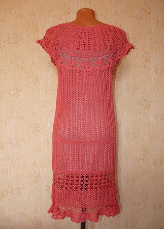 Платье с круглой кокеткой ажурное "коралловое" ручной работы на заказ