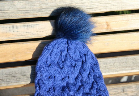 Синяя шапочка с помпоном ручной работы на заказ