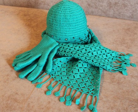 Комплект изумрудный (шапка, шарф, перчатки) ручной работы на заказ