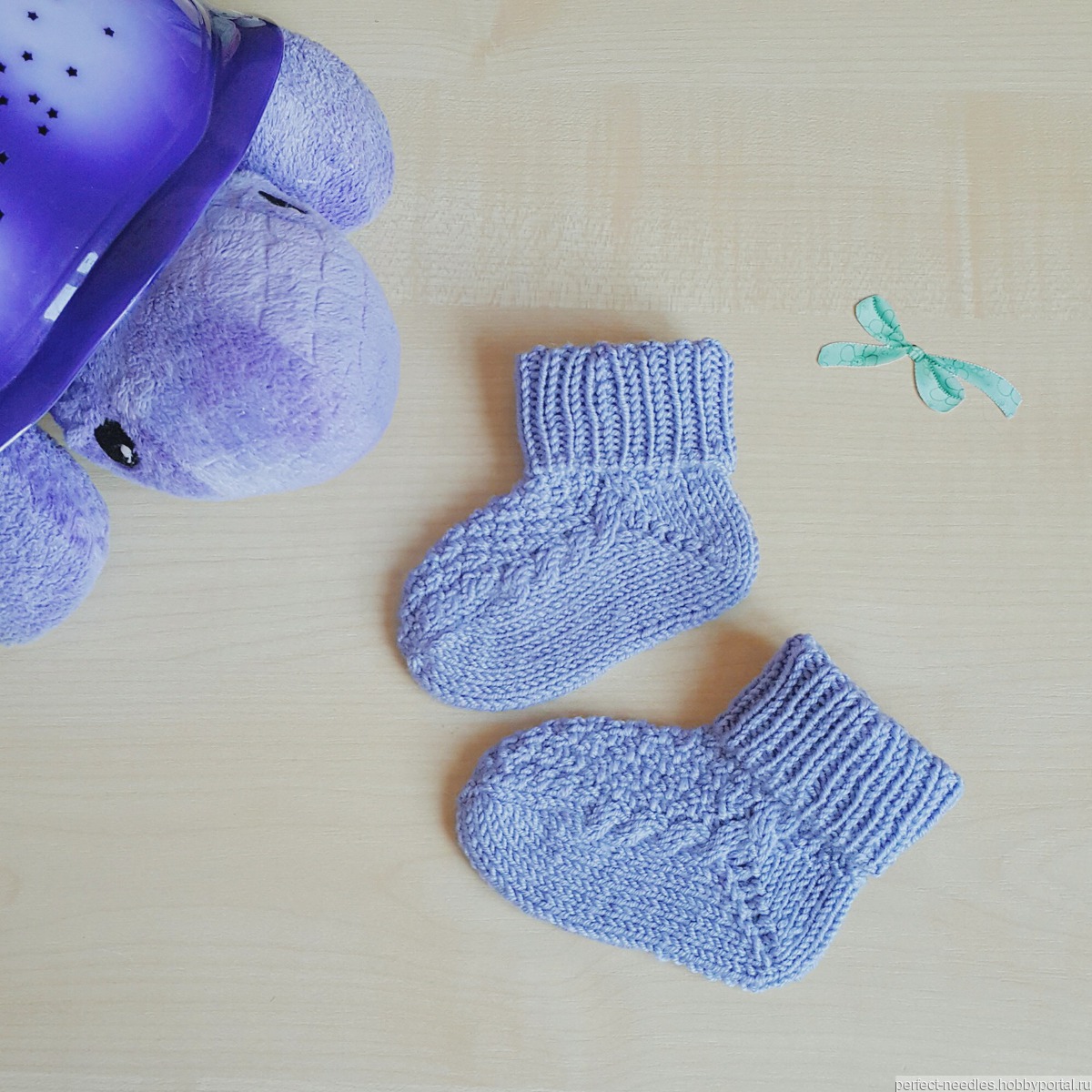 Носочки на 6 лет. Детские носочки для новорожденных. Детские носки спицами для новорожденных. Носки пинетки для новорожденных. Вязаные носочки для новорожденного.