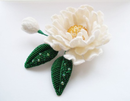 Брошь-цветок "Белый пион" ручной работы на заказ