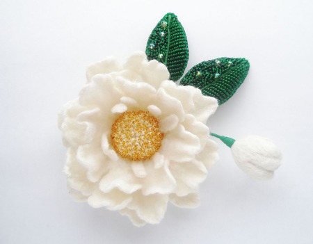 Брошь-цветок "Белый пион" ручной работы на заказ