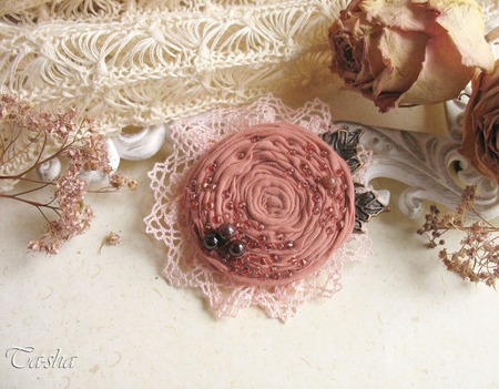 Брошь из ткани бохо "Alice" цветок кремовый розовый с гранатом ручной работы на заказ