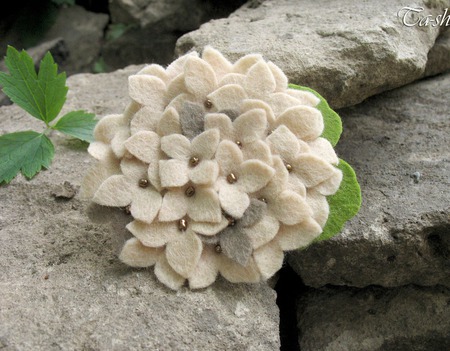 Брошь цветок "Гортензия сухоцвет" бежевый серый ручной работы на заказ
