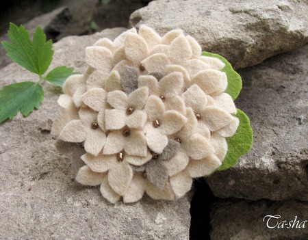 Брошь цветок "Гортензия сухоцвет" бежевый серый ручной работы на заказ