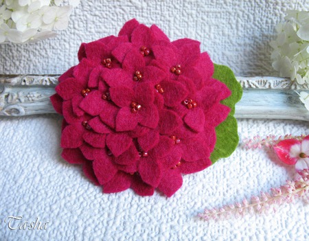Брошь цветок "Гортензия фуксия" украшение малиновое ручной работы на заказ