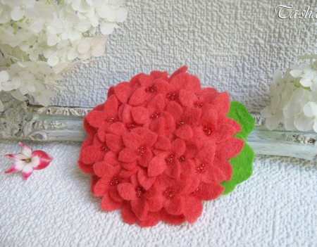 Брошь цветок "Гортензия коралловая" ручной работы на заказ