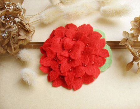 Брошь цветок "Гортензия красная" ручной работы на заказ