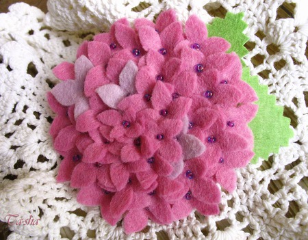 Брошь цветок "Гортензия розовая" ручной работы на заказ