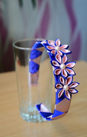 Ободок с цветами из атласных лент канзаши ручной работы на заказ
