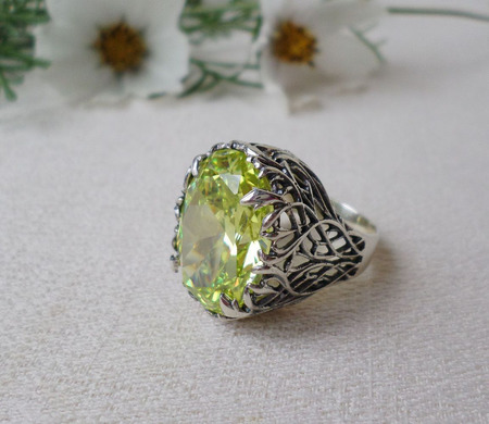 Винтажное кольцо с крупным камнем ручной работы на заказ