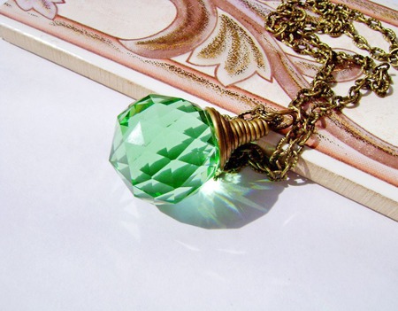 Кулон-кристалл зелёный ручной работы на заказ