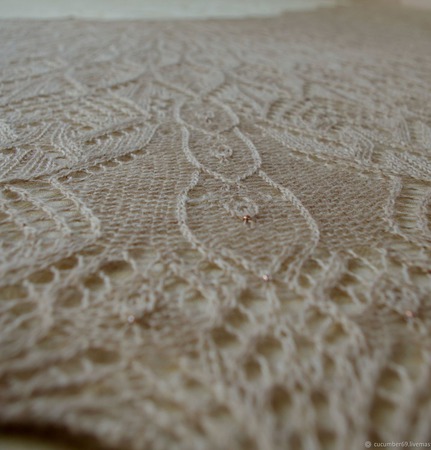 Ажурная шаль "Синильга" цвета нюд из шикарной итальянской альпаки ручной работы на заказ