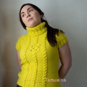 Женский жёлтый свитер с короткими рукавами и косами