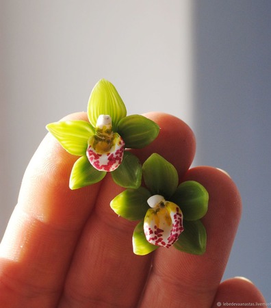 Серьги-пуссеты "Зелёная орхидея" ручной работы на заказ