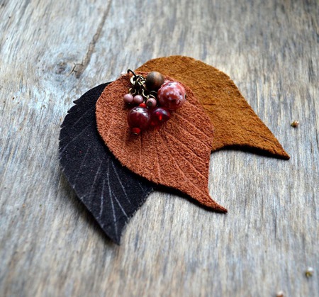 Осенняя брошь из кожи осенние листья с бусинами подарок женщине ручной работы на заказ