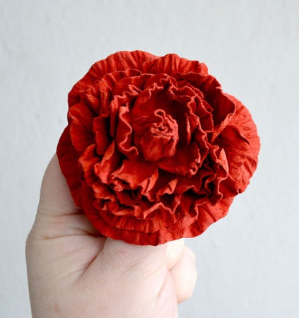 Роза брошь из кожи замши цветок роза кораллово красная ручной работы на заказ