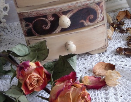 Мини-комодик для украшений деревянный "Цветы Парижа" ручной работы на заказ