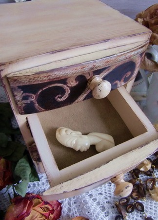 Мини-комодик для украшений деревянный "Цветы Парижа" ручной работы на заказ