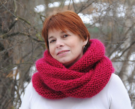 Снуд-шарф малинового цвета  "Зимняя вишня" (мохер+акрил) ручной работы на заказ