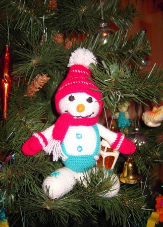 Вязаная игрушка Снеговик в красной шапочке и шарфике ручной работы на заказ