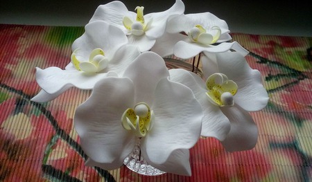 Белые орхидеи на шпильках для волос ручной работы на заказ