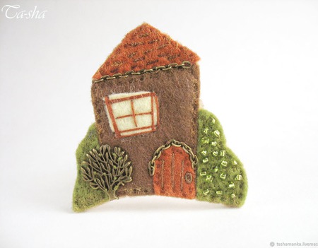 Брошь домик "Осень в саду" коричневая зеленая ручной работы на заказ