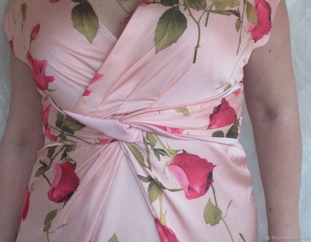 Летнее платье в нежных тонах с розами  "Красотка" ручной работы на заказ