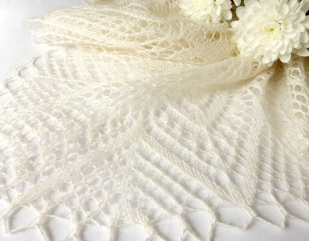 Ажурная свадебная пуховая шаль Айвори ручной работы на заказ