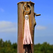 Розовая кожаная кисть - подвеска-брелок