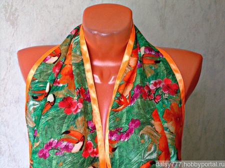 Зеленый шарф ручной работы из ткани "Оранжевый попугай" модель 1 ручной работы на заказ