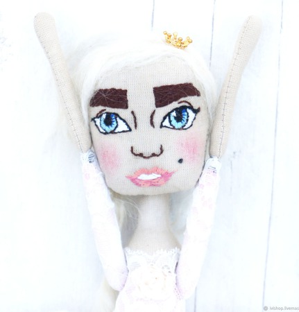 Принцесса текстильная кукла с вышитым лицом ручной работы на заказ