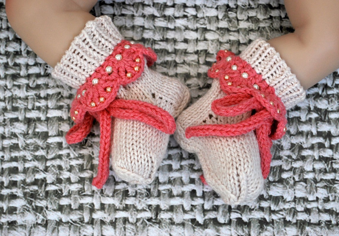 Носочки для новорожденных 0. Детские вязаные носочки. Носки детские вязаные. Вязаные носки для новорожденных. Необычные вязаные носки.