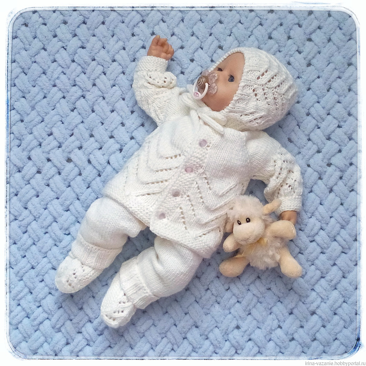 Вязаный костюм для новорожденного девочки. Вязаный костюм на выписку. Вязаный костюм на выписку. Вязаный комбинезон на выписку. Вязаный комплект на выписку для новорожденных.