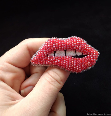 Брошь-булавка "Чувственные губы" ручной работы на заказ