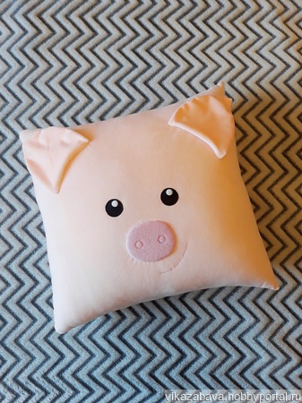 Плюшевая подушка-игрушка свинка мистер Хрюк ручной работы на заказ