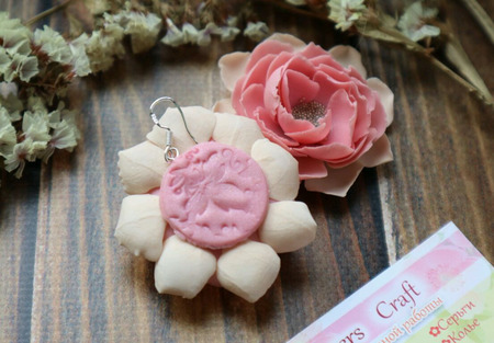 Серьги с розовыми цветами из полимерной глины ручной работы на заказ