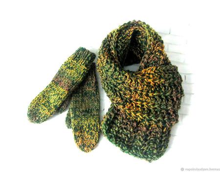 Женский вязаный шарф и варежки "Зеленый мох" ручной работы на заказ