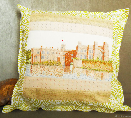 Декоративная наволочка "Замок на реке" с ручной вышивкой крестом ручной работы на заказ