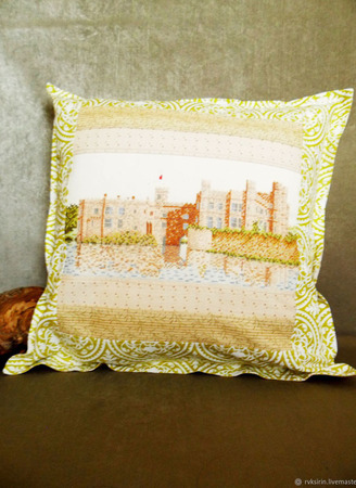 Декоративная наволочка "Замок на реке" с ручной вышивкой крестом ручной работы на заказ