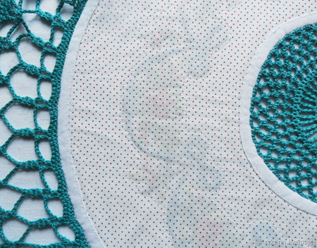 Скатерть круглая кружевная с ручной вышивкой крестом "Бантики" ручной работы на заказ