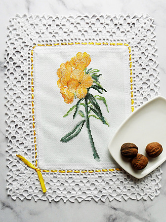 Декоративная салфетка "Желтые цветы Купальница" с ручной вышивкой ручной работы на заказ