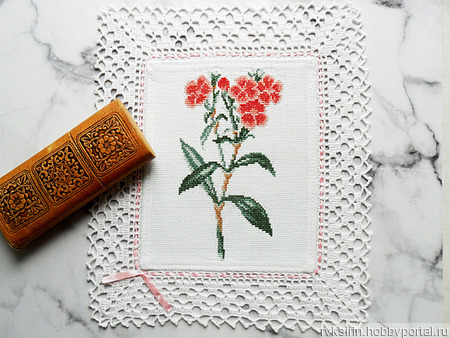 Декоративная салфетка "Красные цветы Гвоздичка" с ручной вышивкой ручной работы на заказ