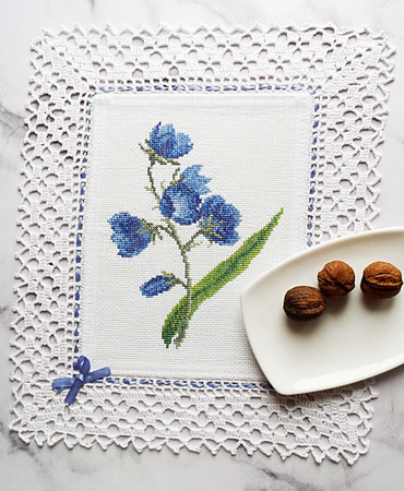 Декоративная салфетка "Синие цветы Колокольчики" с ручной вышивкой ручной работы на заказ