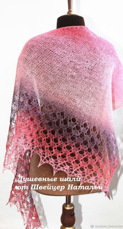 Ассиметричная ажурная шаль из шерсти Кауни розовая лиловая ручной работы на заказ
