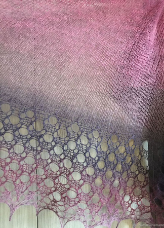 Ассиметричная ажурная шаль из шерсти Кауни розовая лиловая ручной работы на заказ