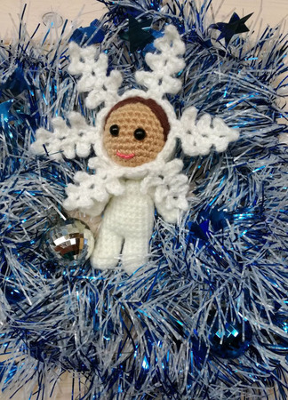 Интерьерная новогодняя кукла Снежинка вязаная ручной работы на заказ